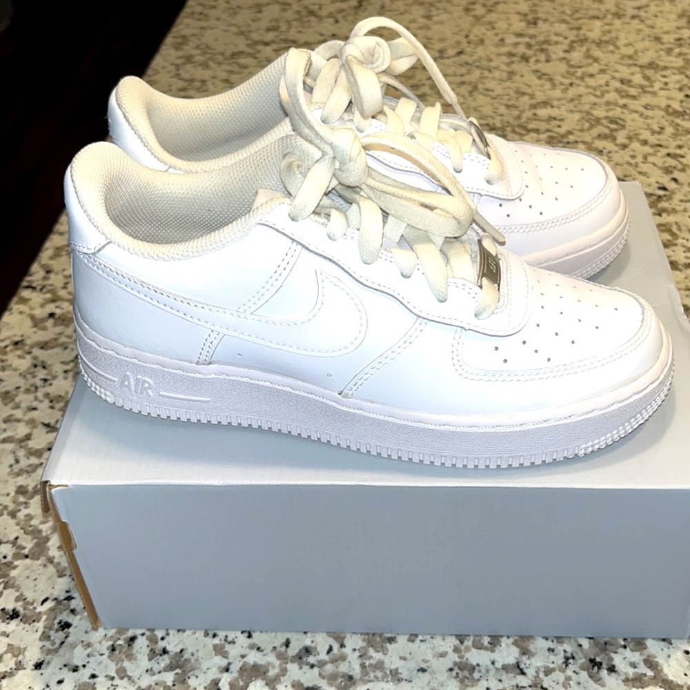 All White Nike Air force 1.